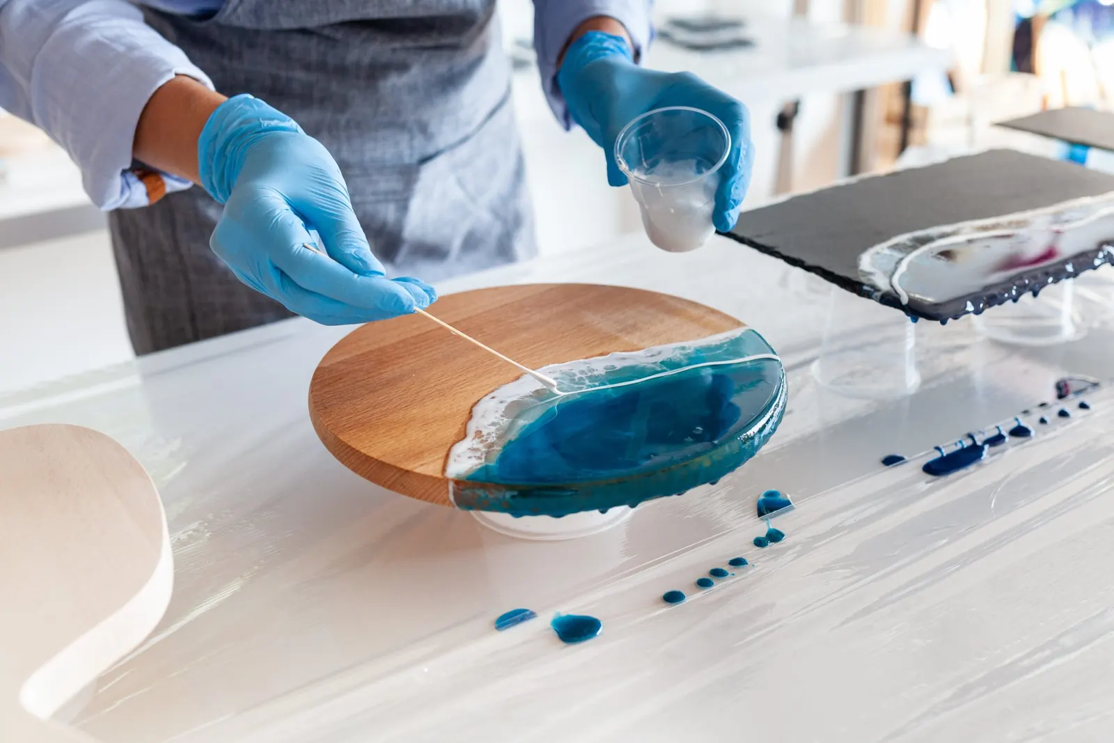 Applicazione di resina durante un corso pratico