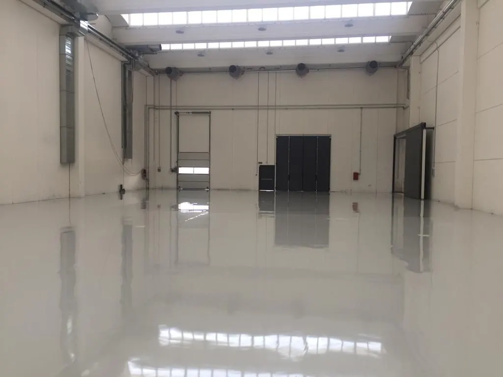 Capannone con pavimento autolivellante grigio lucido