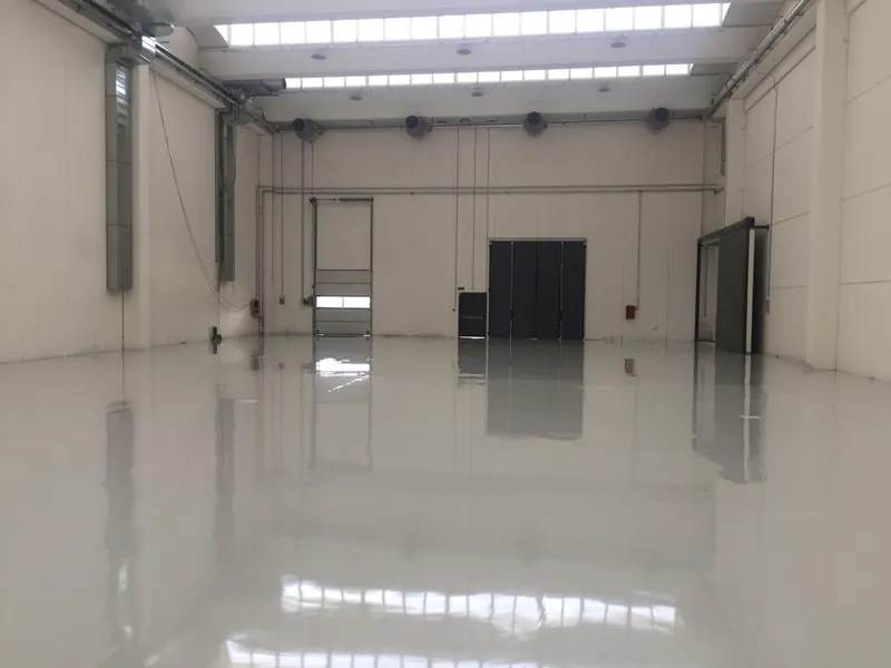 Capannone con pavimento autolivellante grigio lucido